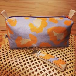 Trousse léopard parme et orange en coton